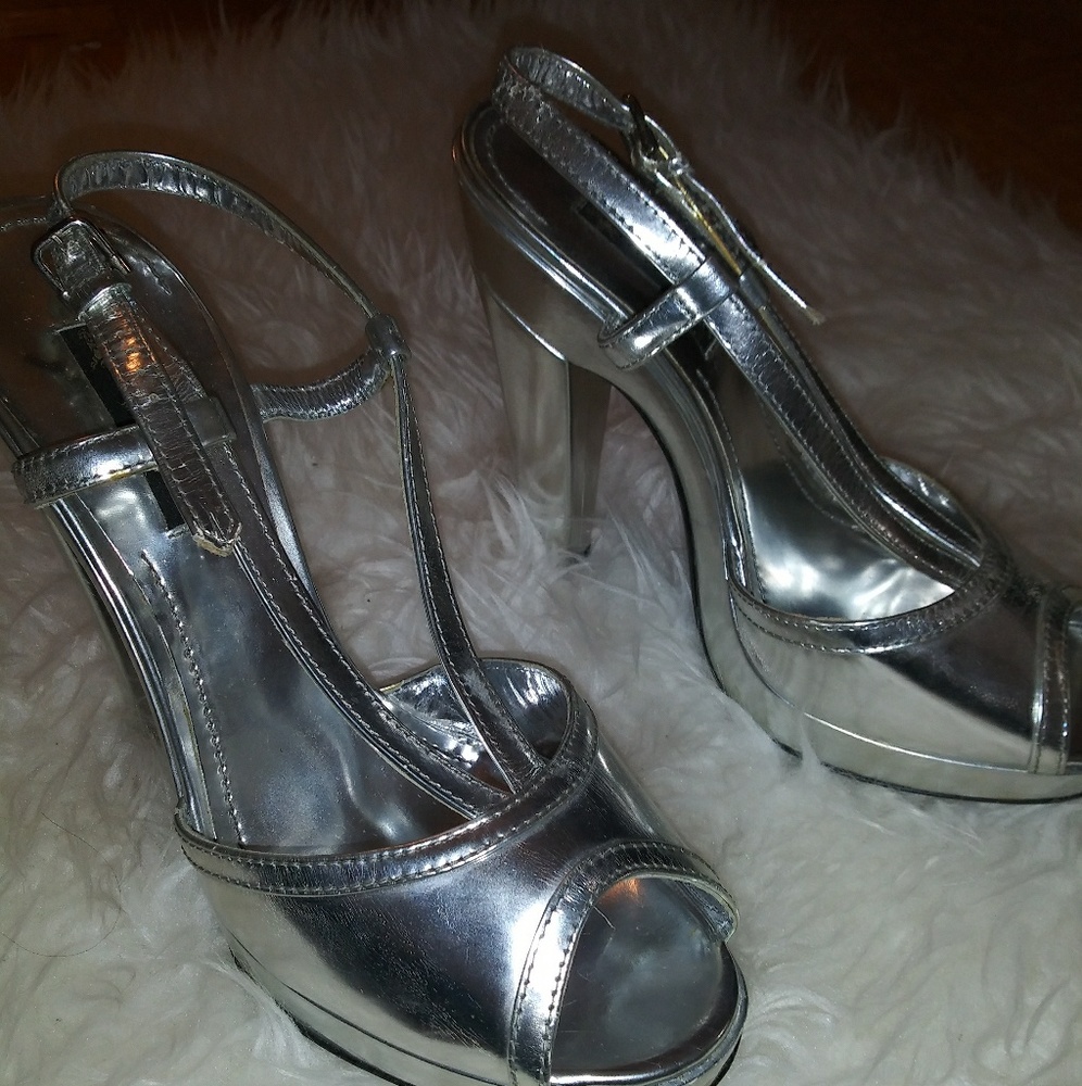 Burberry silver heels❤FIRM PRICE